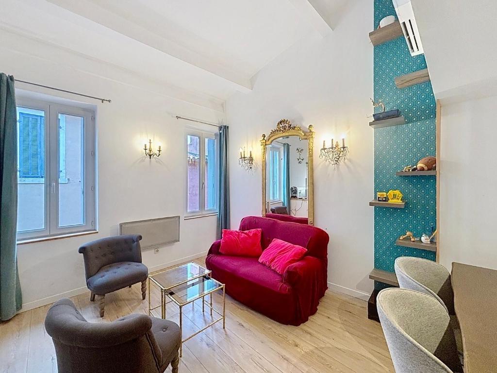 un salon avec un canapé rouge et un miroir dans l'établissement SUNNY Duplex classé 3 etoiles climatisé à 2mn à pieds du Port byLaConciergerie13, à La Ciotat