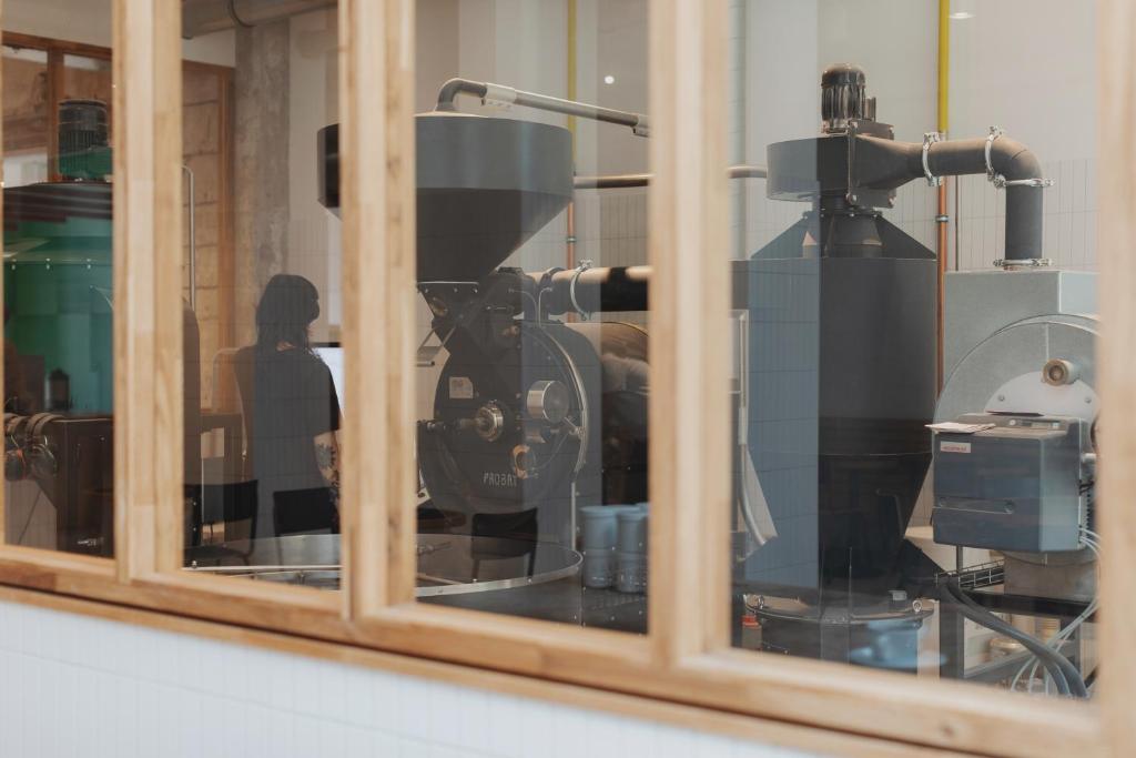 Man Met Bril Koffie Hotel - Resim 28