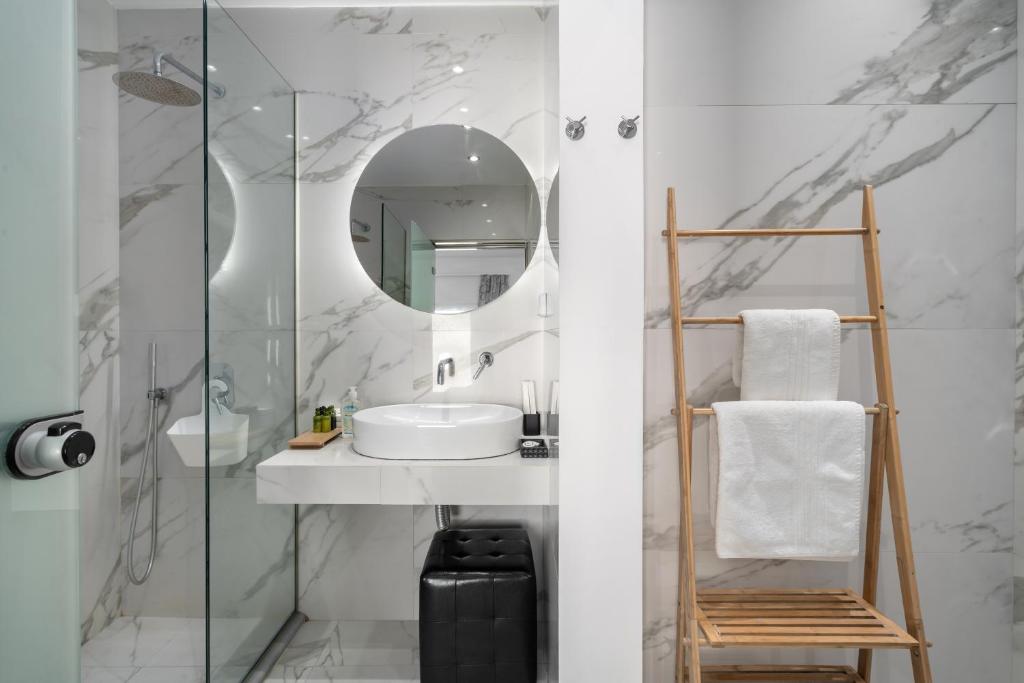 Koupelna v ubytování Oasis Suites Fira