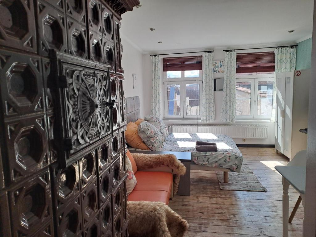 een woonkamer met een bank en een tafel bij Stare Miasto in Olsztyn