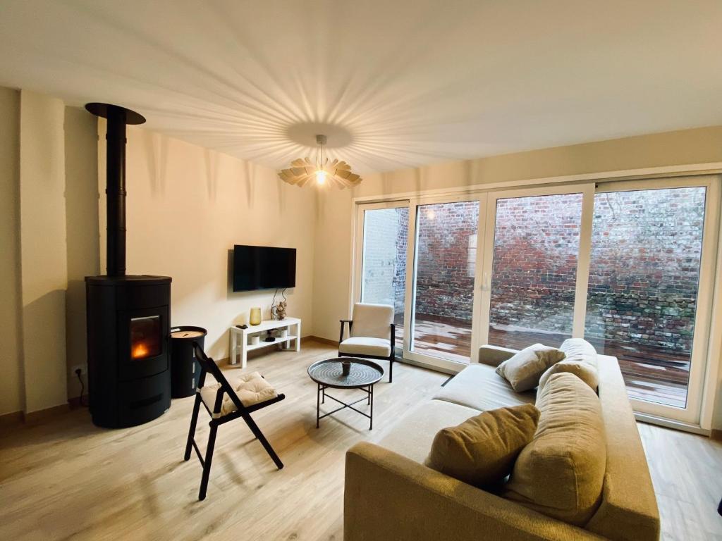 un salon avec un canapé et une cheminée dans l'établissement Fernand - Maison centre ville - cour extérieure - Le Touquet, à Le Touquet-Paris-Plage