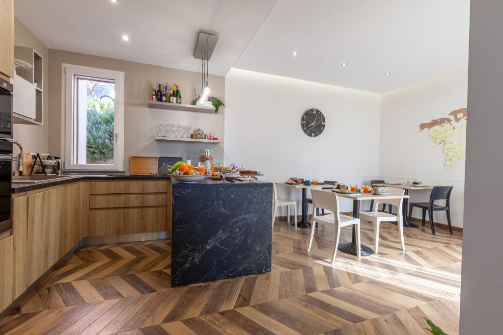 a kitchen and dining room with a table and chairs at Oneira Rooms in Agrigento