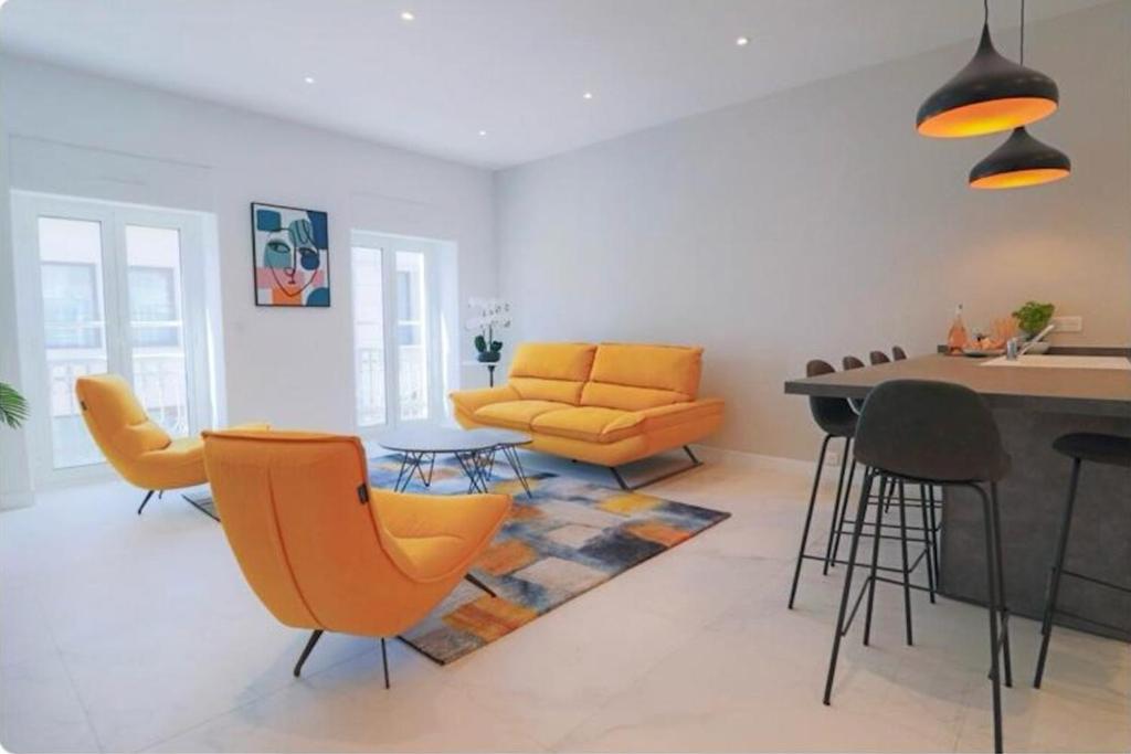 un salon avec des chaises orange et une table dans l'établissement 3 bedrooms 3 bath Bivouac 2 min Palais, à Cannes