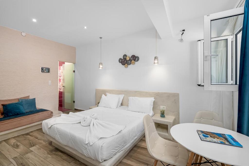 Postel nebo postele na pokoji v ubytování Oasis Suites Fira