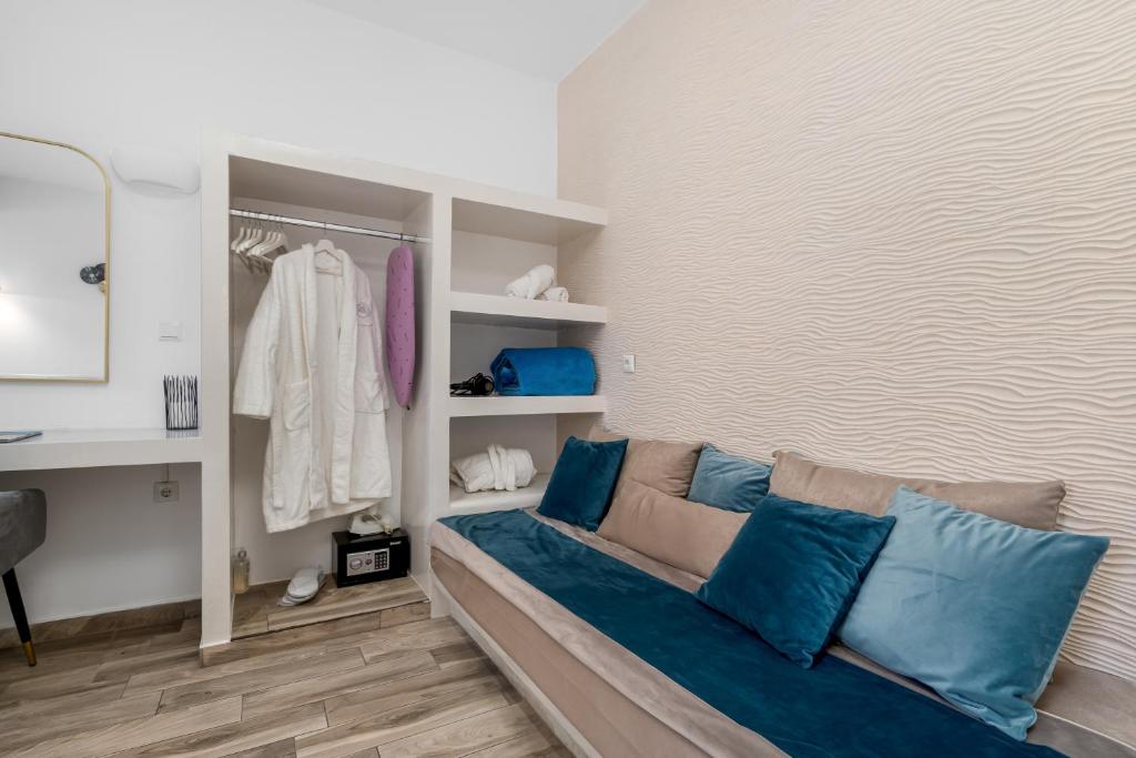 Postel nebo postele na pokoji v ubytování Oasis Suites Fira