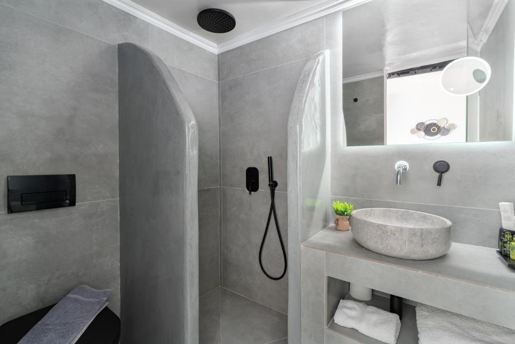 Koupelna v ubytování Oasis Suites Fira