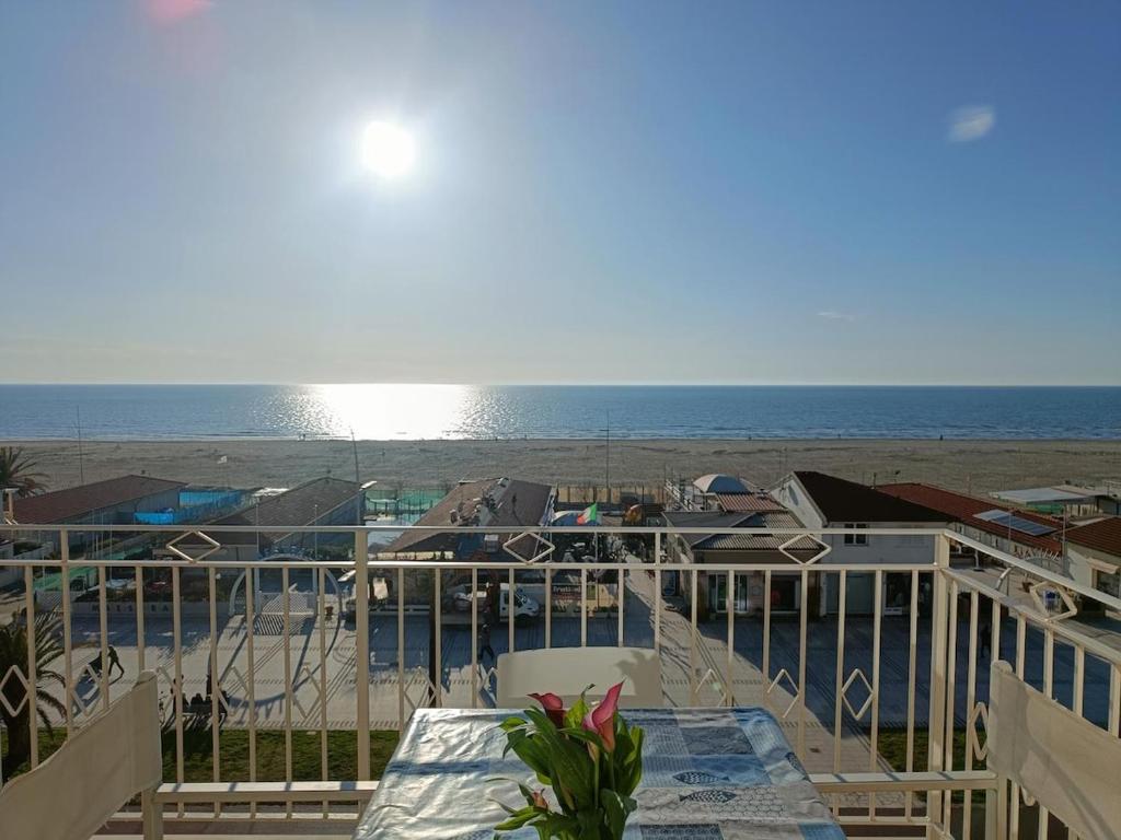 einen Balkon mit Blick auf den Strand in der Unterkunft Appartamento Marcello in Lido di Camaiore