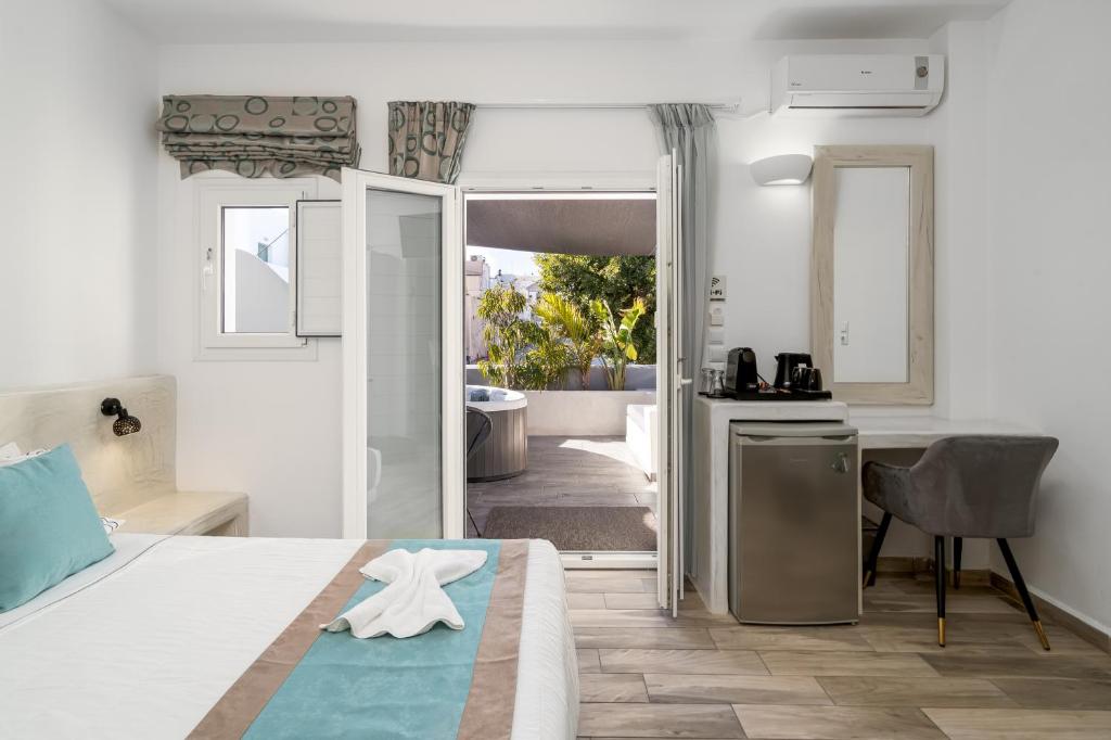 Postel nebo postele na pokoji v ubytování Oasis Suites Fira