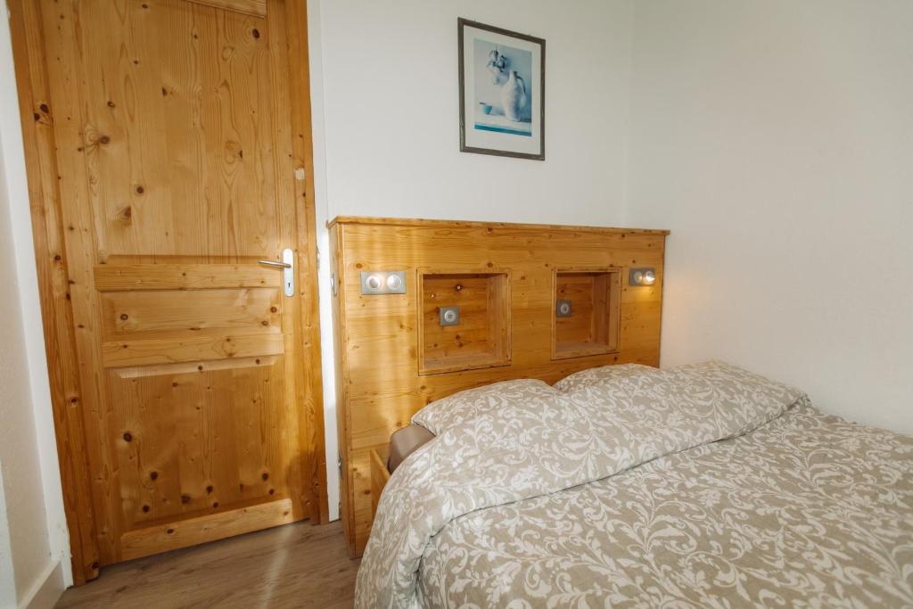 Postel nebo postele na pokoji v ubytování ETERPA Les chalets de Pré Clos en Vercors