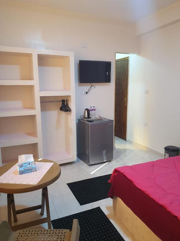 Televisyen dan/atau pusat hiburan di Zein Pyramids View - Guest House