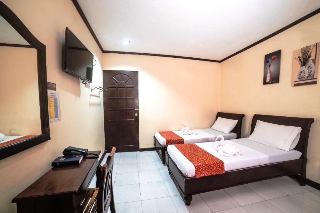 Postel nebo postele na pokoji v ubytování RedDoorz Near Ormoc Port Terminal