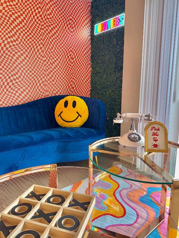 WaukeeにあるCozy 2 Bed Apartment in Waukeeの青いソファとガラスのテーブルのあるリビングルーム