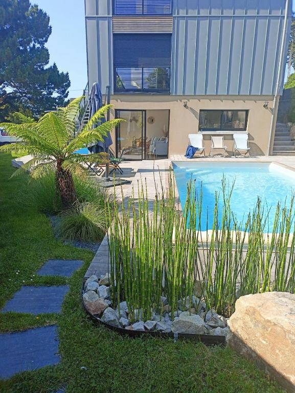 une maison avec une piscine dans une cour dans l'établissement Beautiful ground floor opening onto private pool, à Lancieux