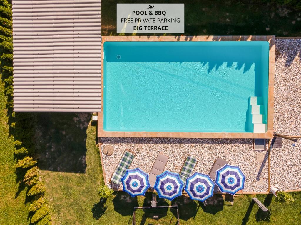 une vue aérienne d'une piscine avec des parasols dans l'établissement Apartmaji pri Jožu, à Bohinj