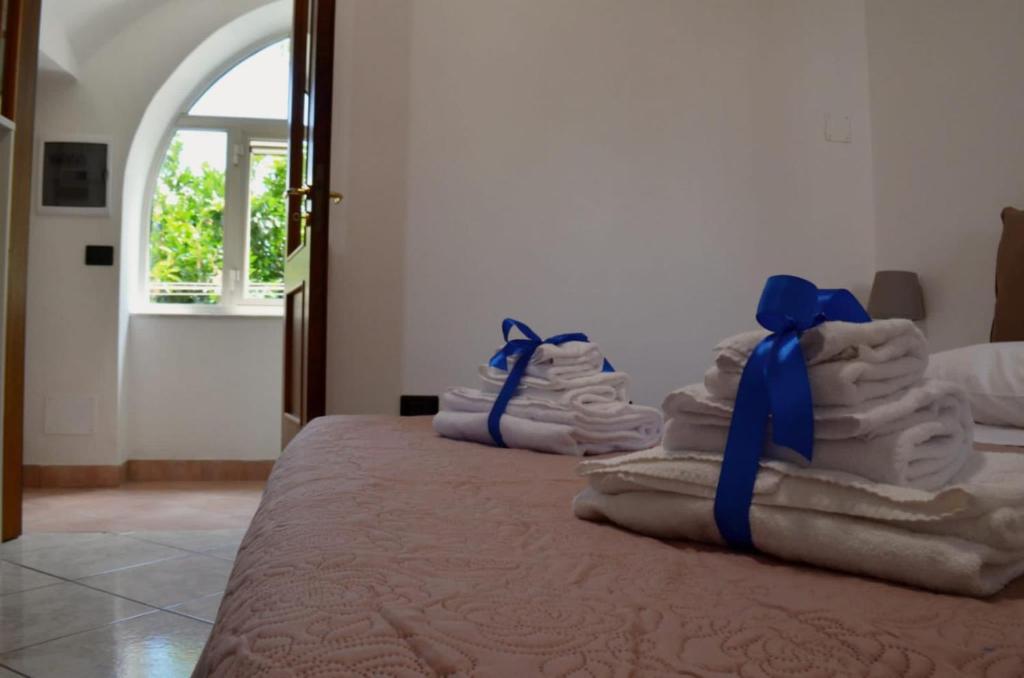 a pile of towels sitting on top of a bed at b&b Rosaria casaventre in Vietri sul Mare
