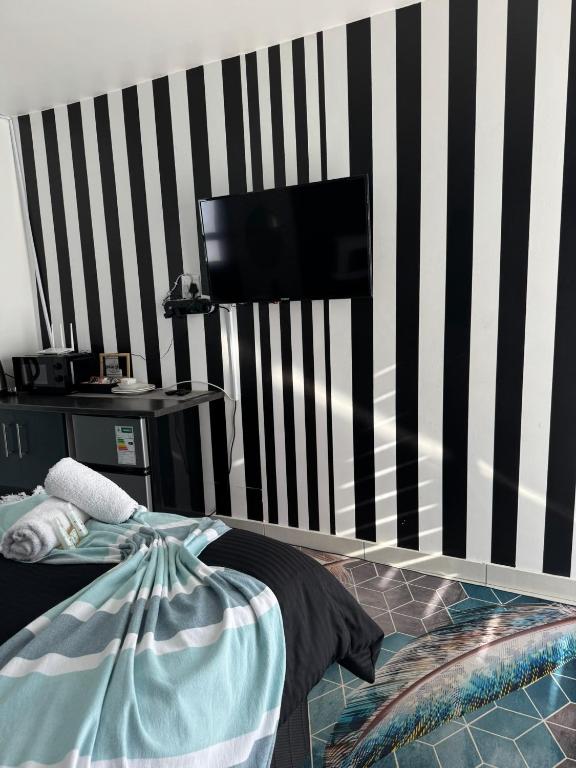 TV a/nebo společenská místnost v ubytování Eden Villas Guesthouse