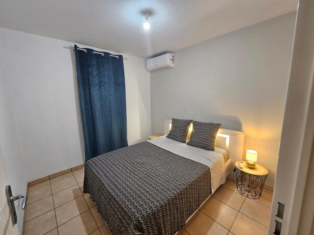 Postel nebo postele na pokoji v ubytování NEW Appart 2 chambres avec piscine proche aeroport