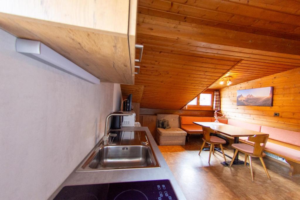 Kuchyň nebo kuchyňský kout v ubytování Appartment Lanz