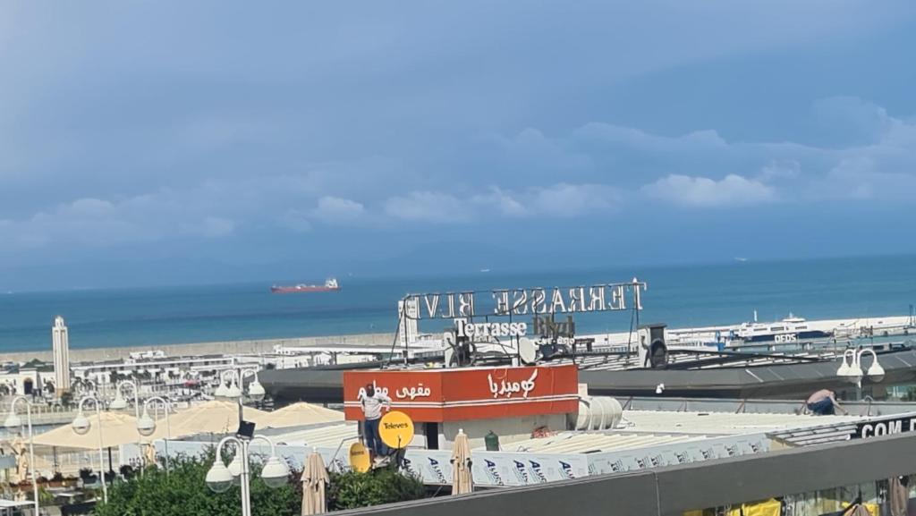 タンジェにあるTanger City 2の桟橋と海の景色を望む