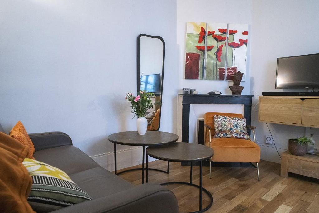 Televízia a/alebo spoločenská miestnosť v ubytovaní Cosy and quiet apartment in Paris
