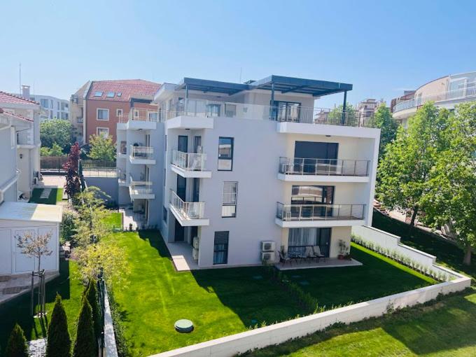 una vista aérea de un edificio de apartamentos blanco en Sunny Garden Deluxe, en Burgas