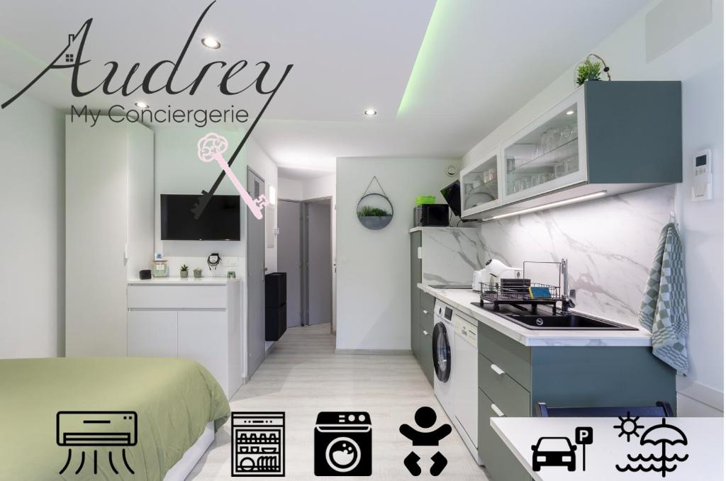 une petite cuisine avec un évier et une cuisinière dans l'établissement Chez Alex' & Sandy - Magnifique appartement avec parking et accès plage, à La Grande Motte