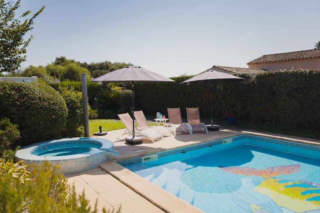 Photo de la galerie de l'établissement Villa 130m2, near St-Tropez, direct beach access, à Grimaud