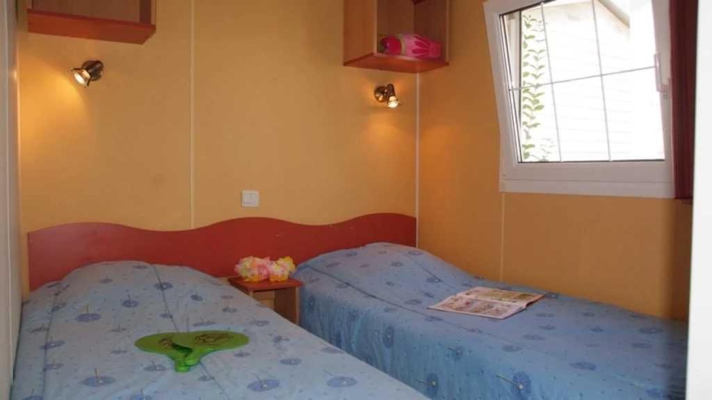 Postel nebo postele na pokoji v ubytování Camping 3 étoiles - ccbaf0c