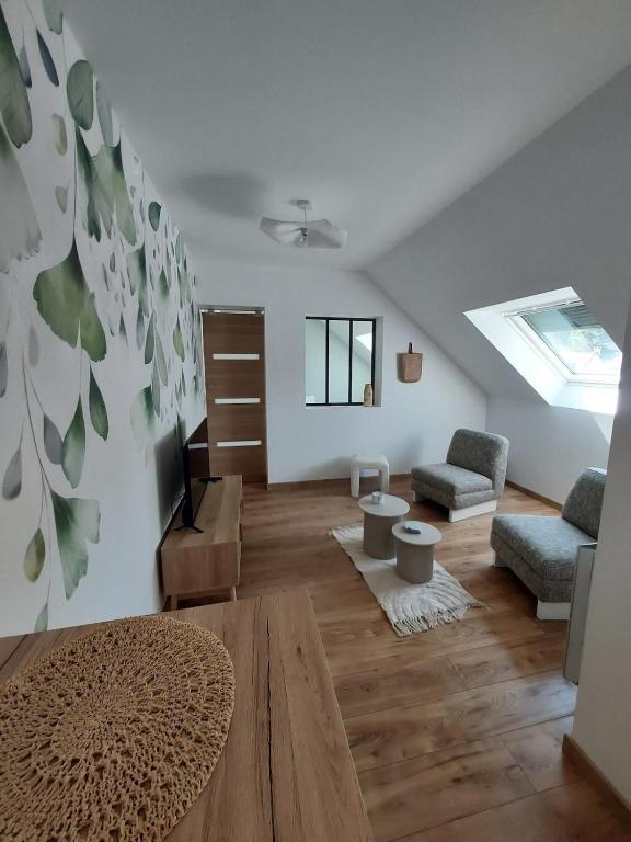 un salon avec un canapé et une table dans l'établissement appartement proche plage avec jacuzzi, à Camiers