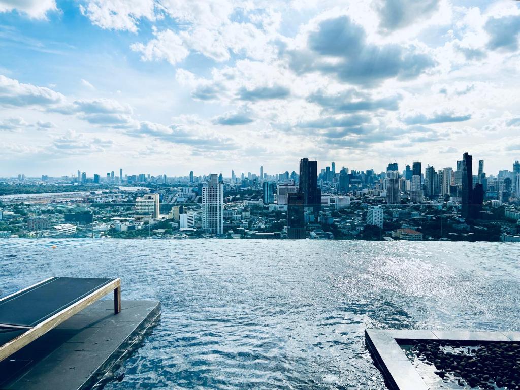 uitzicht op een stad vanaf het water bij Wyndham Garden Sukhumvit 42 in Bangkok