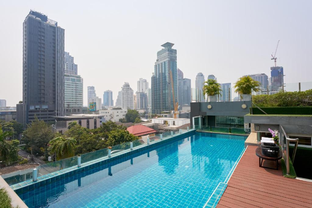 Bazén v ubytování Shine Aparthotels Sukhumvit Thonglor nebo v jeho okolí