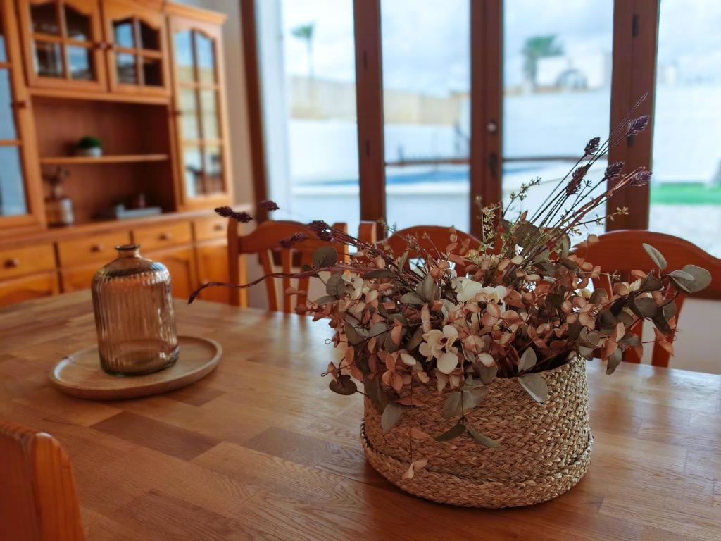 a vase of flowers sitting on a wooden table at Ca la Consol in El Poblenou del Delta