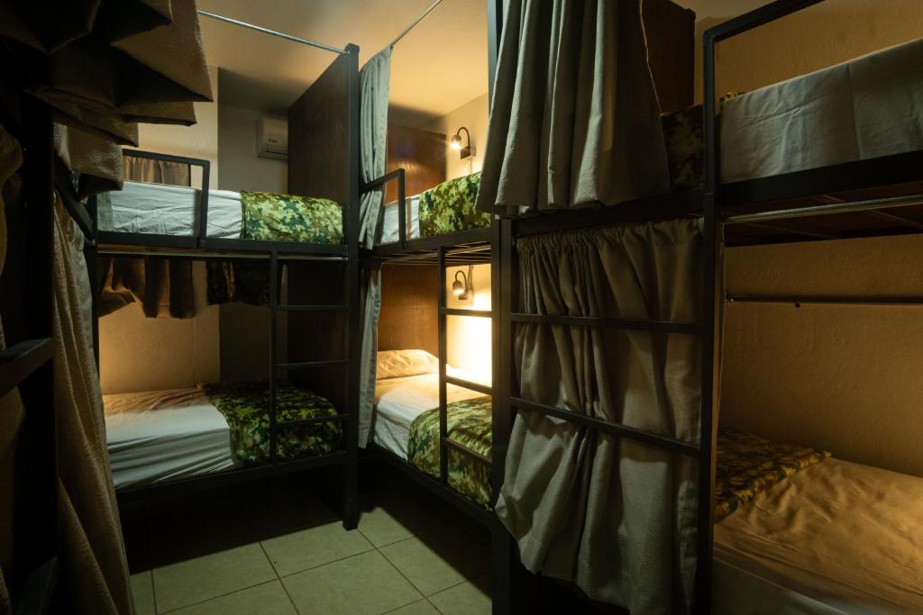 Postel nebo postele na pokoji v ubytování Ceiba Hostel