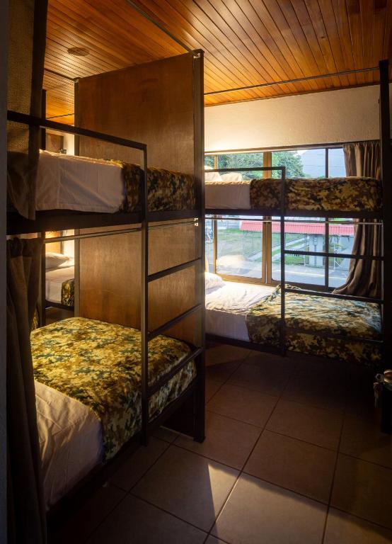 Postel nebo postele na pokoji v ubytování Ceiba Hostel