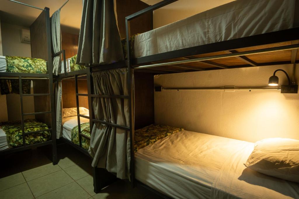 Postel nebo postele na pokoji v ubytování Ceiba Hostel