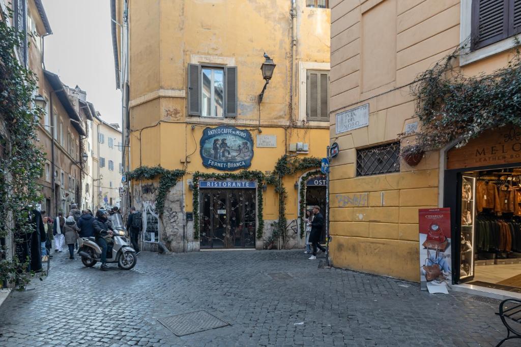 Vibrant Trastevere 2 bedrooms on Via del Moro
