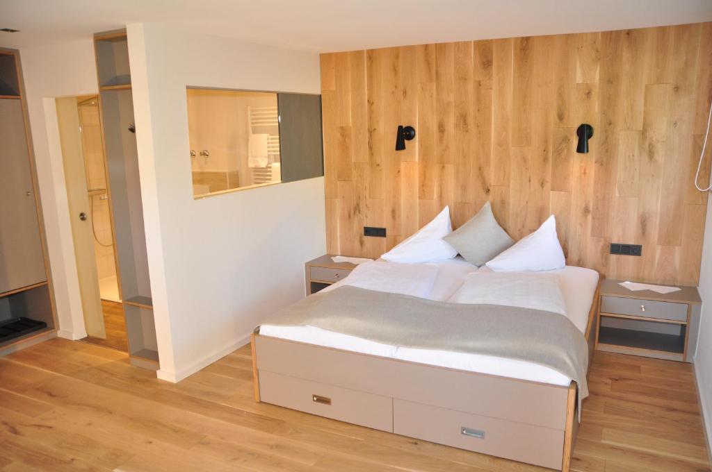 Postel nebo postele na pokoji v ubytování Hotel Sauerländer Hof