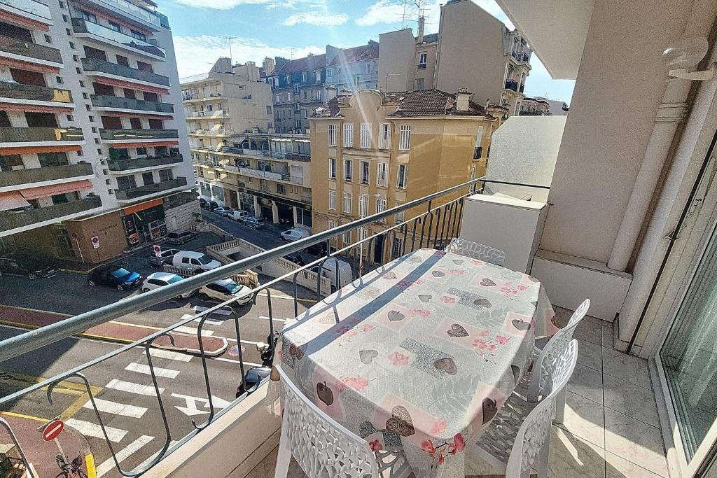 Μπαλκόνι ή βεράντα στο AHC - Versailles- 2 pièces centre ville