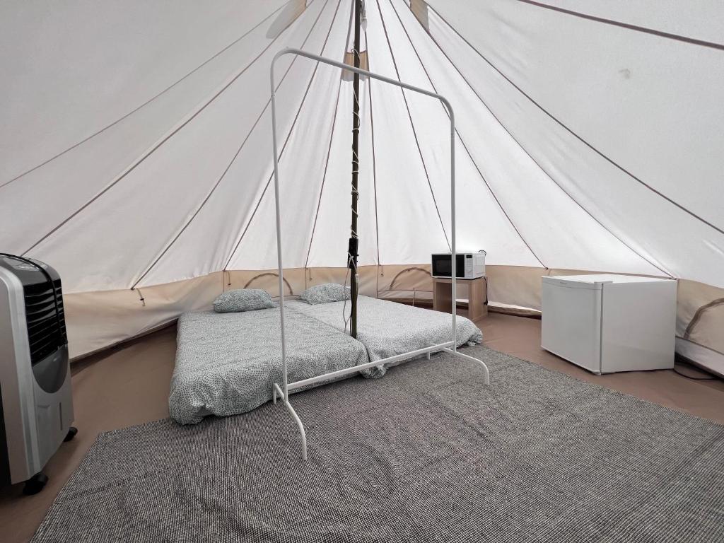 Postel nebo postele na pokoji v ubytování Camping & Glamping Muiñeira