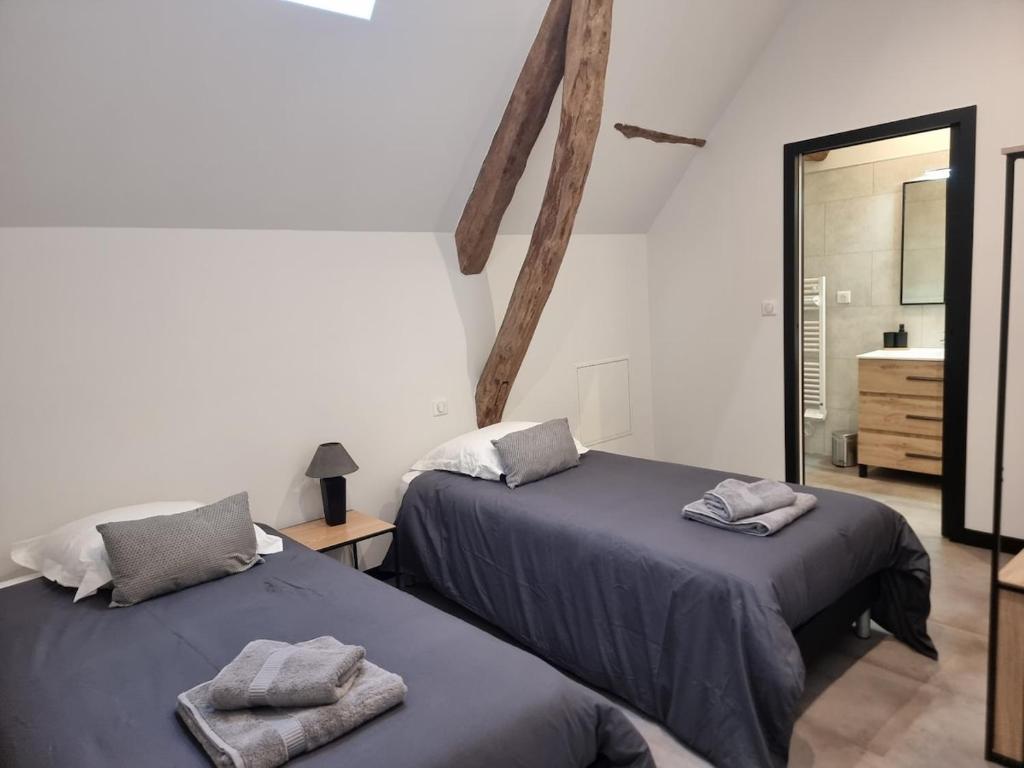 Ένα ή περισσότερα κρεβάτια σε δωμάτιο στο T6 avec piscine en Dordogne