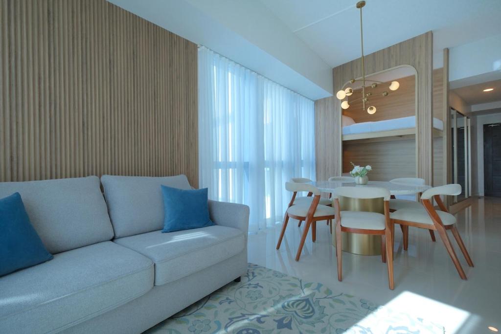 Χώρος καθιστικού στο 1BR Family room at 38park Cebu I T Park 300mb wifi