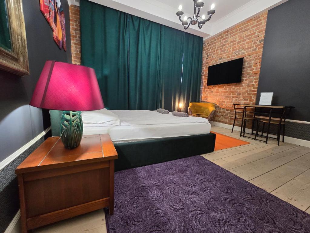 Ένα ή περισσότερα κρεβάτια σε δωμάτιο στο Przytulna Kawalerka w Kamienicy