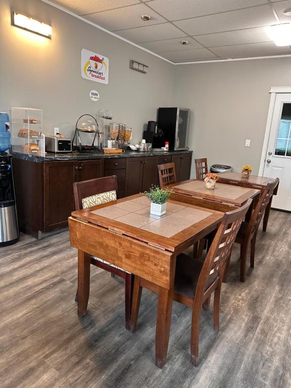 Kuchyň nebo kuchyňský kout v ubytování Super 8 by Wyndham Quesnel BC