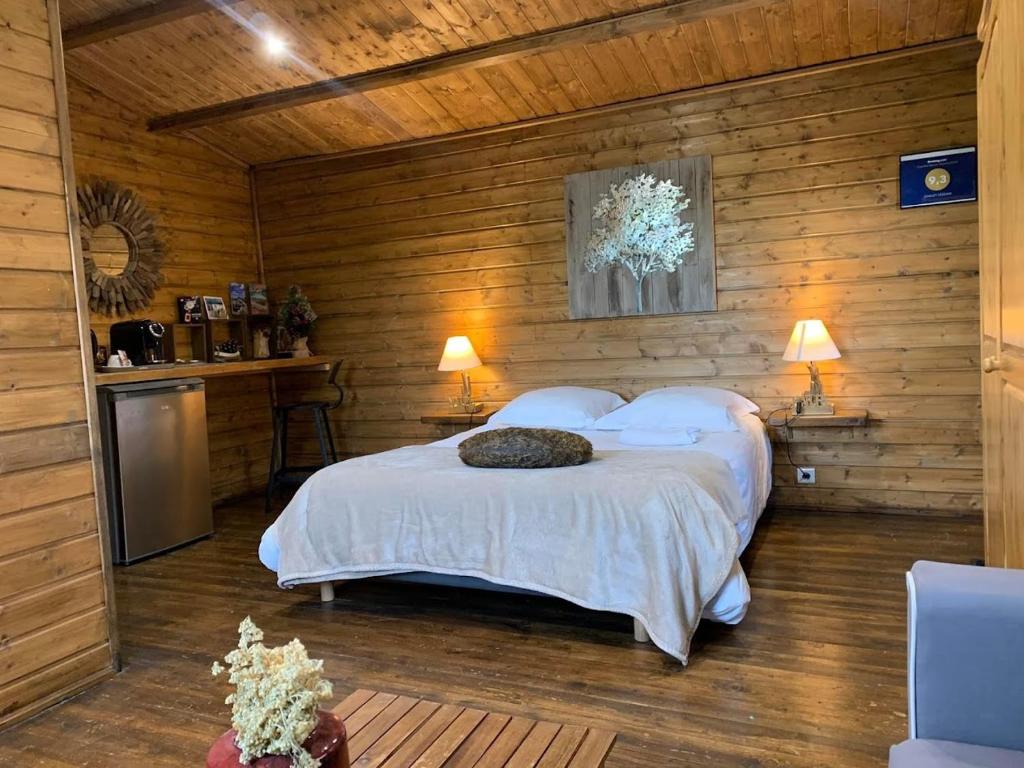 Postel nebo postele na pokoji v ubytování Gîtes les Chalets Vezzani Spa
