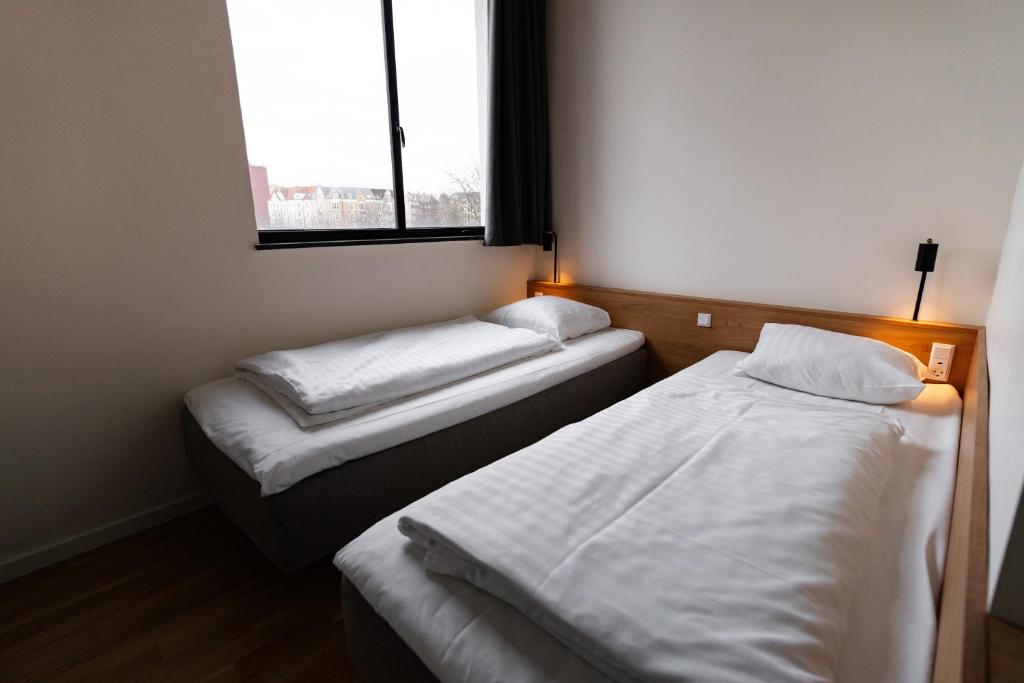 Postel nebo postele na pokoji v ubytování Roberta's Society Aarhus