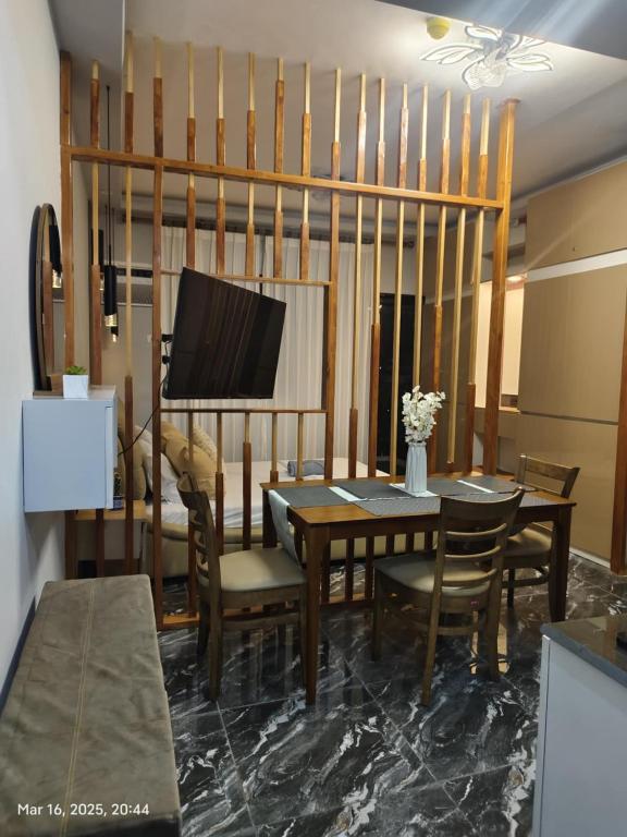 TV a/nebo společenská místnost v ubytování Cosy Nest Royal Oceancrest Mactan