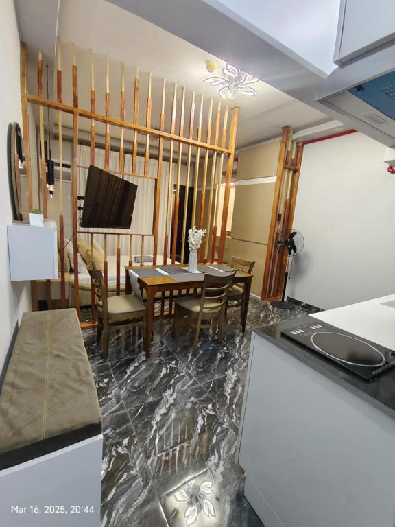 Kuchyň nebo kuchyňský kout v ubytování Cosy Nest Royal Oceancrest Mactan