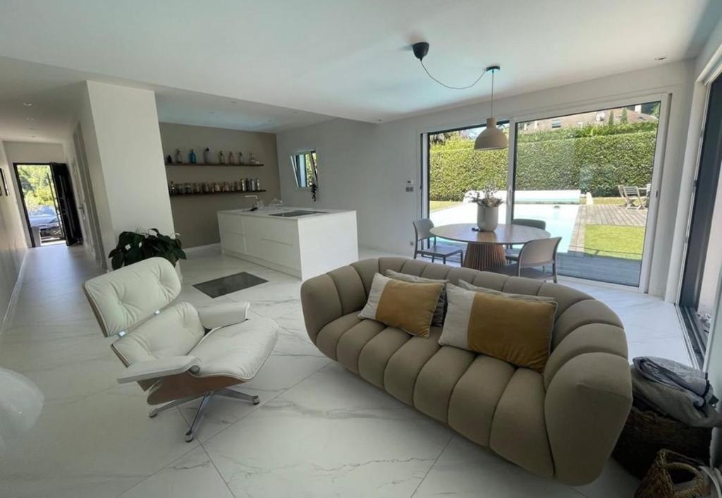 un salon avec un canapé et une table dans l'établissement Contemporary home in Uriage, à Uriage-les-Bains