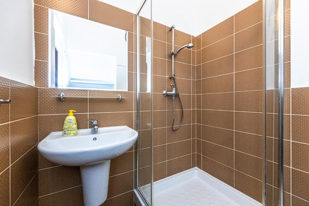 Łazienka w obiekcie Legerova Apartments