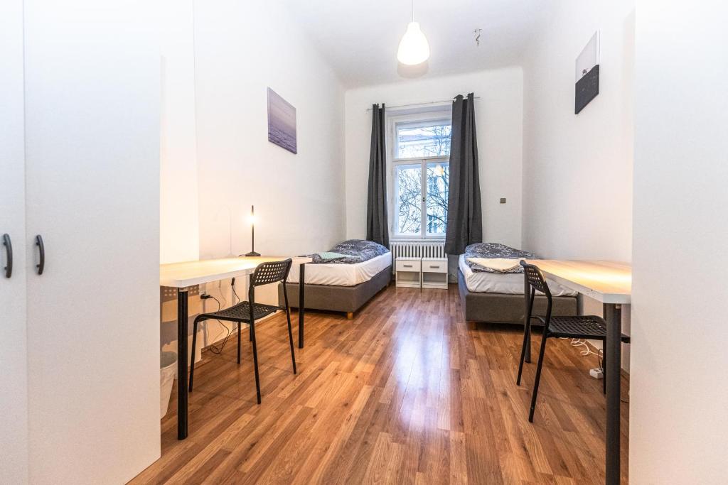 Łóżko lub łóżka w pokoju w obiekcie Legerova Apartments